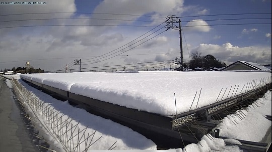 (‘A`) 日本各地のソーラーパネル、雪で覆われ発電せず。重みで倒壊も。※雪の中ソーラー拡大工事も