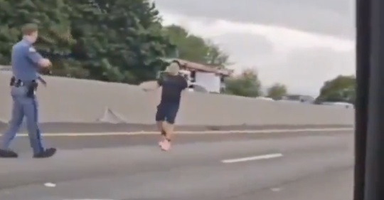 【アメリカ】中国人、警告に従わず警官に襲いかかろうとして撃たれる