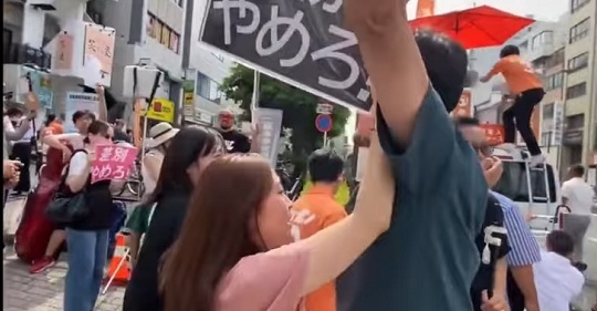 【動画】 仁藤夢乃さん、15時から緊急記者会見「参政党の街宣で、党関係者に暴行されました」「診断書をもらいました。全治10日間だけど、今日のレ...