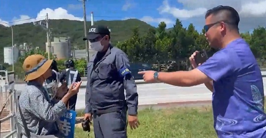 【ｗ】辺野古で工事車両を妨害する活動家さん、令和タケちゃんに注意され警察官に「妨害の妨害は許されない」と対処を求めるも断られる