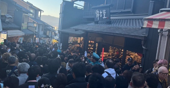 【激混み】 中国人観光客のキャンセル率７割超「自分たちで経済回そう！」「そうだ京都へ行こう」→ 紅葉の京都、日本人で溢れかえるｗｗｗｗｗ