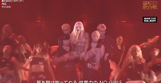 【うわ】 公共放送NHK紅白歌合戦、露出衣装の韓国ハーフがヌード風M字開脚で「ｘぬｘぬｘぬ女がｘぬ」