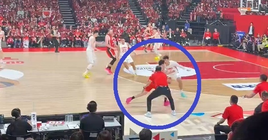 【は？】 W杯アジア予選 日本 vs 中国、中国の監督が富永のドリブルをブロック ← 富永・渡辺が審判に抗議するも罰則なし