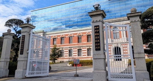 神戸の踏切で事故死の中国籍女性 代理人「中国で踏切に出合うことなく中国語標識がないのは不備」 山陽電鉄と運転士に約１億４千万円の損害賠償請求